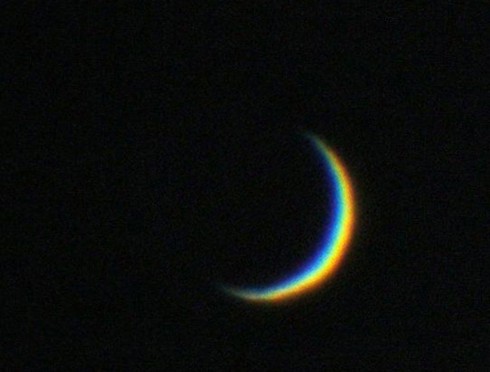 Srpek Venuše rozložený zemskou atmosférou na duhové spektrum pozorovaný větším dalekohledem s velkým zvětšením. Zdroj: NASA.